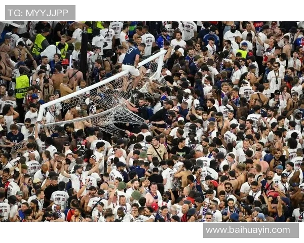 欧冠门票系统瘫痪数万球迷排队奋战12小时争抢梦寐以求的门票